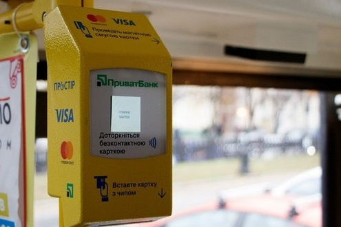 Оплата проїзду в тролейбусі банківською карткою