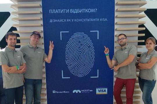 Visa та ПриватБанк запустили в Україні оплату пальцем